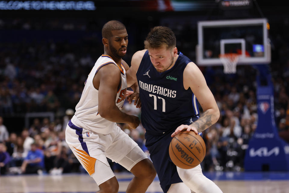 鳳凰城太陽Chris Paul、達拉斯獨行俠Luka Doncic。(Photo by Ron Jenkins/Getty Images)