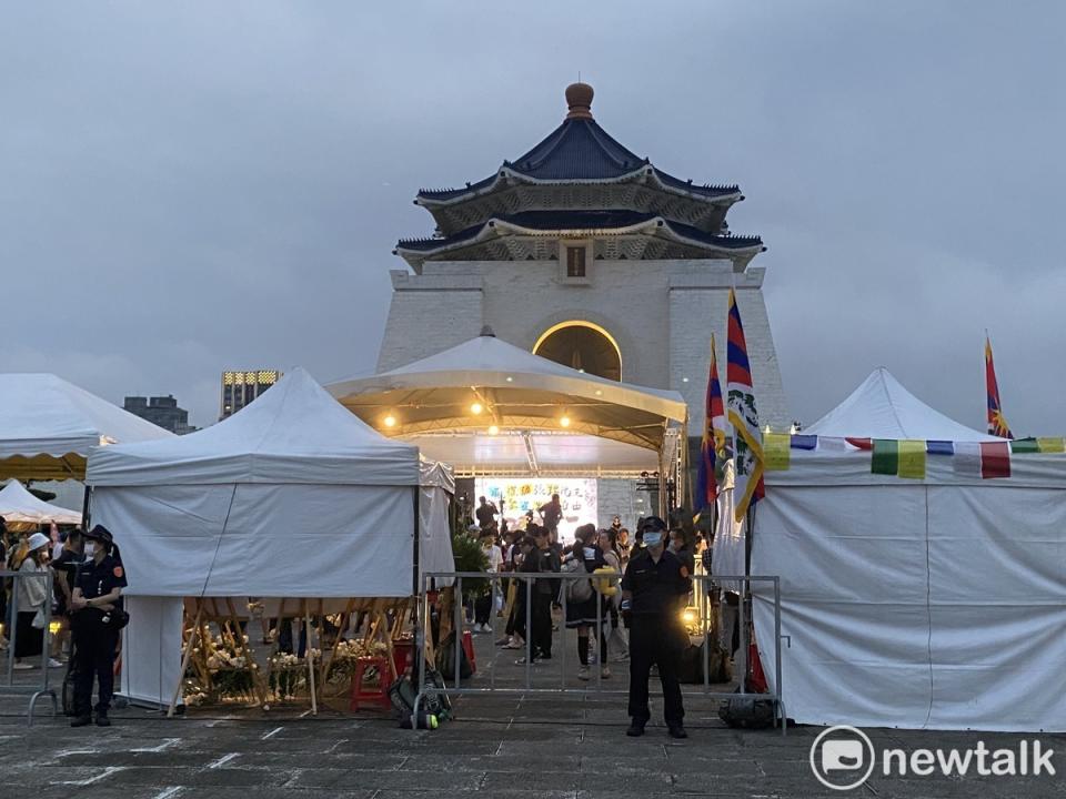 華人民主書院協會等多個公民團體今晚於中正紀念堂舉行「六四34週年紀念晚會」。   圖：周煊惠 / 攝