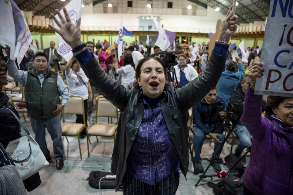 Simpatizantes del candidato presidencial Daniel Noboa celebran los primeros resultados del balotaje presidencial que le dan la ventaja al empresario, en Quito, Ecuador, el domingo 15 de octubre de 2023. (AP Foto/Carlos Noriega)