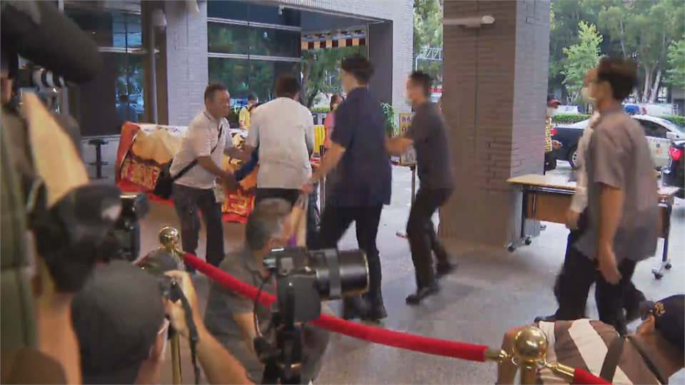 陳峻涵在馬英九受訪時在一旁抗議，被維安人員帶離。（圖／民視新聞）