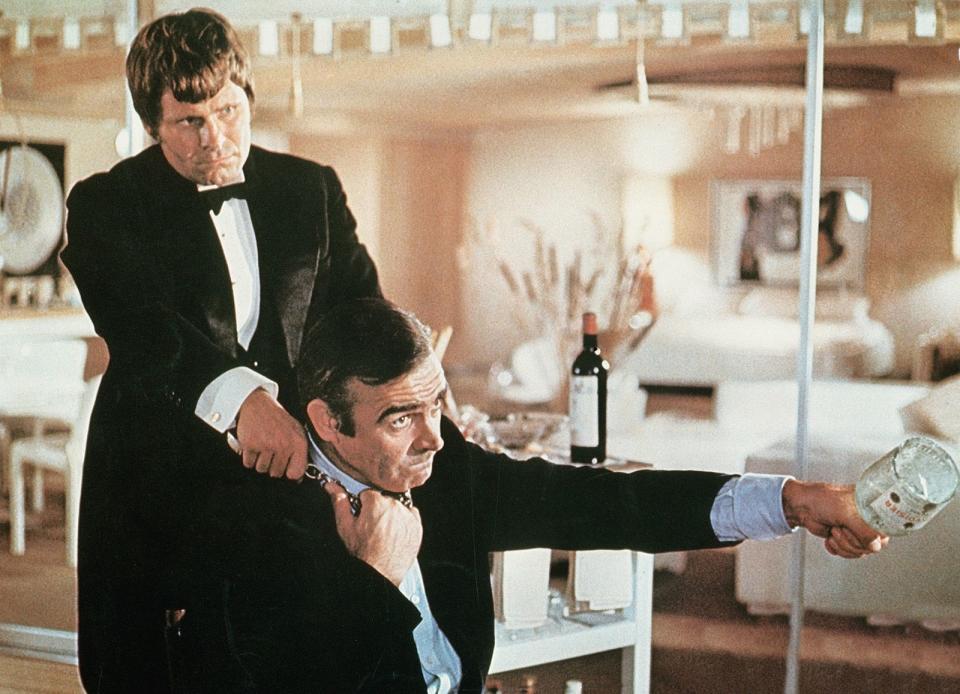 Nach "Im Geheimdienst Ihrer Majestät" (1969) wurde der glücklose Bond-Darsteller George Lazenby nach nur einem Film abserviert und ein alter Bekannter mit einer Riesengage geködert: Sean Connery. In "Diamantenfieber" (1971) schickt Superschurke Blofeld Edelsteine auf die Erdumlaufbahn, um mit einem extrem gebündelten Laserstrahl den Planeten Erde zu erpressen. (Bild: ARD / Degeto)