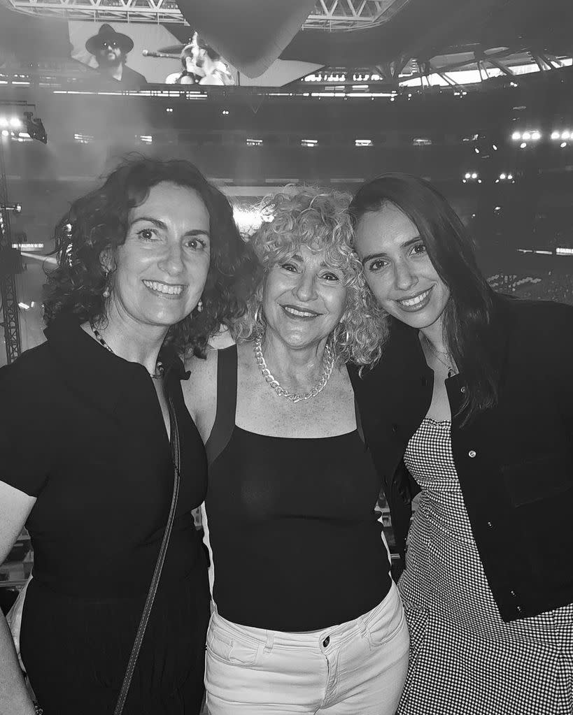 Rebeca Toribio, novia de Miguel Ángel Silvestre, con su madre y su suegra en el concierto de Manuel Carrasco