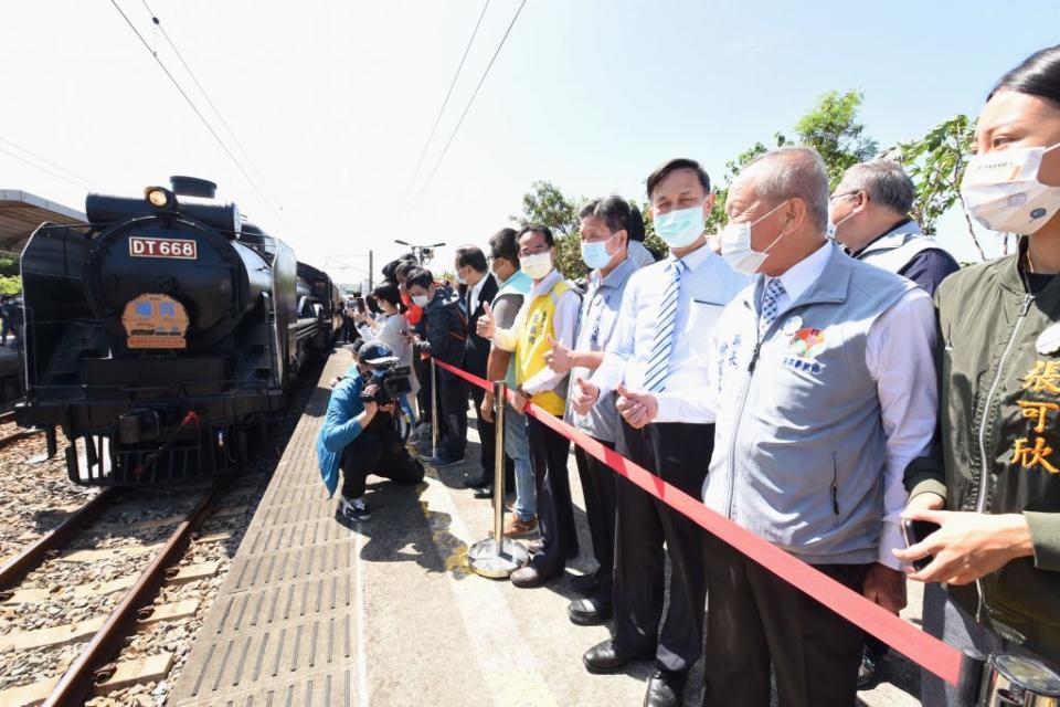 台鐵海線通車百週年慶典十一日在苗栗縣通霄火車站舉行，民眾爭睹「蒸汽火車國王」丰采。（記者謝國金攝）