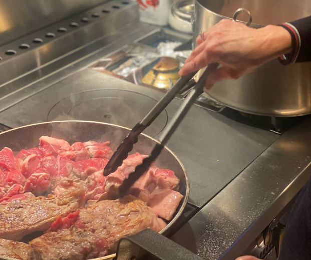 Agnès Pannier-Runacher s’est mise en scène, ce lundi 1er avril, cuisinant des légumes et de l’agneau « français ». 