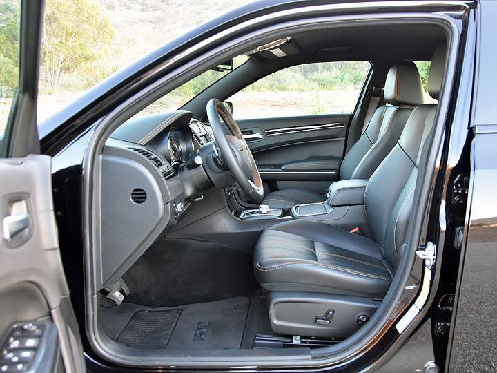 2016 Chrysler 300S Alloy Edition front seats photo