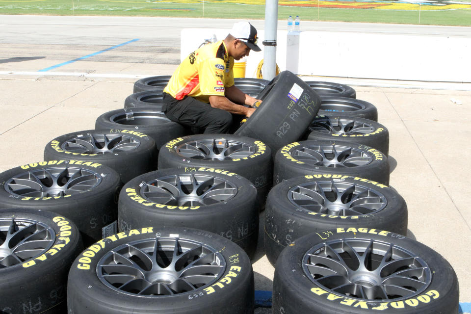 Un membre de l'équipage NASCAR effectue des travaux sur les pneus Goodyear Racing Eagle au Texas Motor Speedway le 25 septembre 2022 à Fort Worth.  (Photo: Michael C. Johnson-USA TODAY Sports)