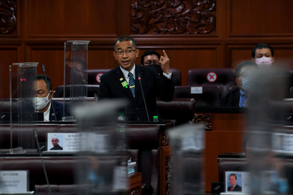 Deputy Health Minister I Datuk Noor Azmi Ghazali at the Dewan Rakyat during his turn to answer during the debate to annul the Emergency Ordinance, October 25, 2021. — Bernama pic