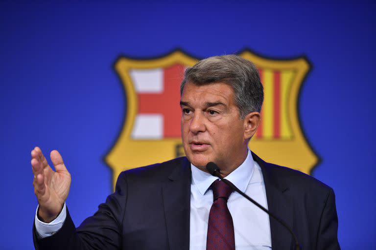 El presidente del FC Barcelona, Joan Laporta, ofrece una rueda de prensa en el estadio Camp Nou de Barcelona el 6 de agosto de 2021 para explicar la salida de Lionel Messi.