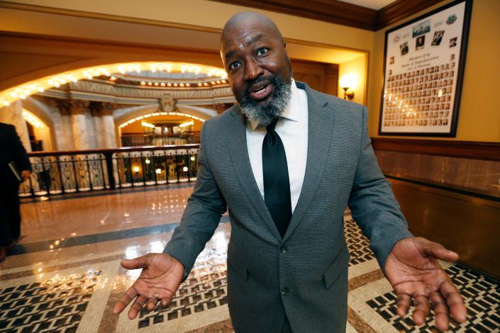 Matthew Charles, un beneficiario de la Ley del Primer Paso, dice que Mississippi se beneficiaría de la promulgación de leyes que hagan que algunas sentencias de prisión sean menos severas, mientras visita a los legisladores en el Capitolio en Jackson en 2020.