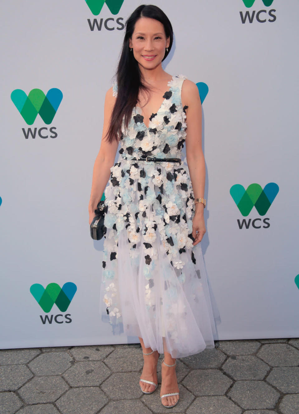 Frisch wie eine Sommerbrise: Lucy Liu auf der Gala der Wildlife Conservation Society in New York in einem hauchzarten Blütentraum in Weiß und Hellblau. (9. Juni 2016, Bild: Getty Images)