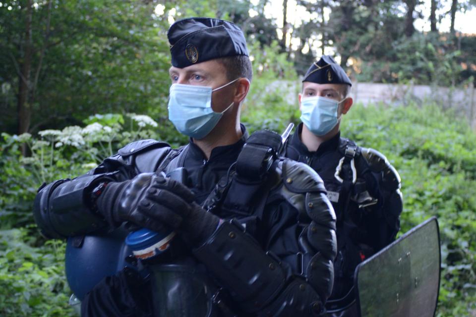 Police officers in Calais (@imagesbymattpayne)