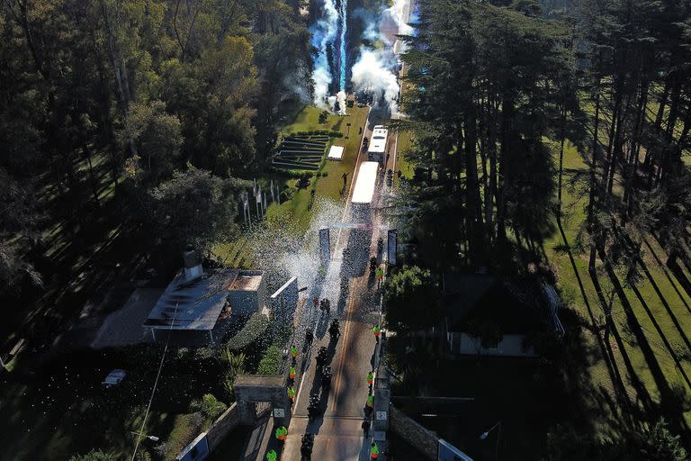 Vista aérea de fuegos artificiales cuando los autobuses que transportan a la selección argentina de fútbol llegan al centro de entrenamiento de la Asociación Argentina de Fútbol (AFA) en Ezeiza, Buenos Aires, Argentina, el 11 de julio de 2021, después de ganar la final de la Copa América 2021 contra Brasil.