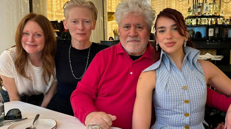 La foto de Dua Lipa junto a las estrellas del film de Almodóvar