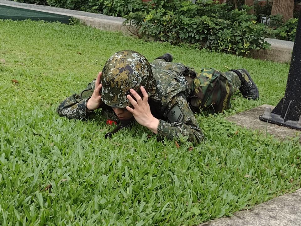 行進期間遇砲擊，立即就地掩護，並用手指壓住耳朵，且將身體離開地面，避免砲擊波震傷身體。國防部提供