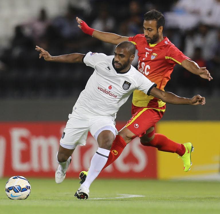 Foolad's Mehdi Badrloo vies with Al-Sadd's Muriqui (L) during their AFC champions league football match on April 21, 2015 at Jassim Bin Hamad Stadium in Doha