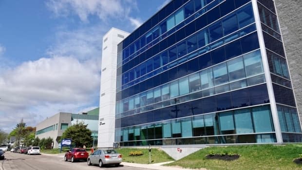 Over the weekend, doctors stepped in after health network announced ambulances would be diverted from shortstaffed Dr. Georges-L.-Dumont hospital in Moncton. (Guy LeBlanc/Radio-Canada - image credit)