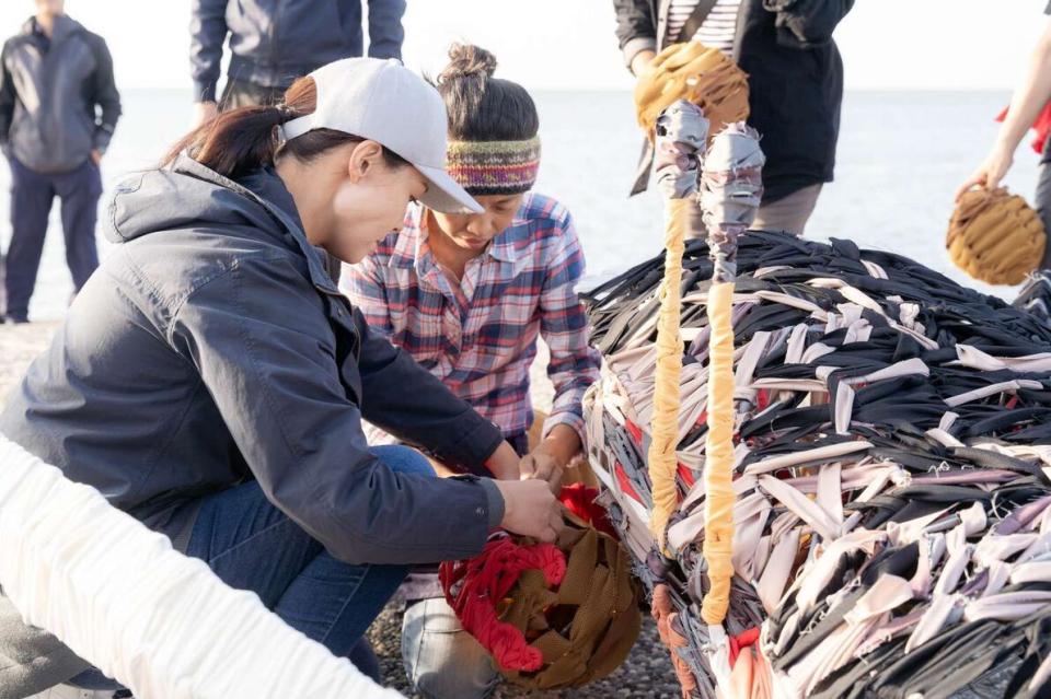 高市長體驗編織沙球共創社區藝術作品。圖/新竹市政府提供。