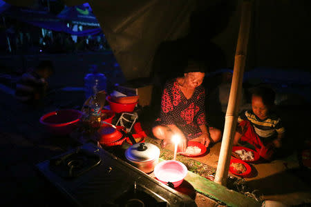 Local residents affected by the earthquake and tsunami are pictured at a temporary shelter in Palu, Central Sulawesi, Indonesia, October 2, 2018. REUTERS/Athit Perawongmetha