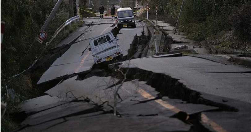 道路被震毀。