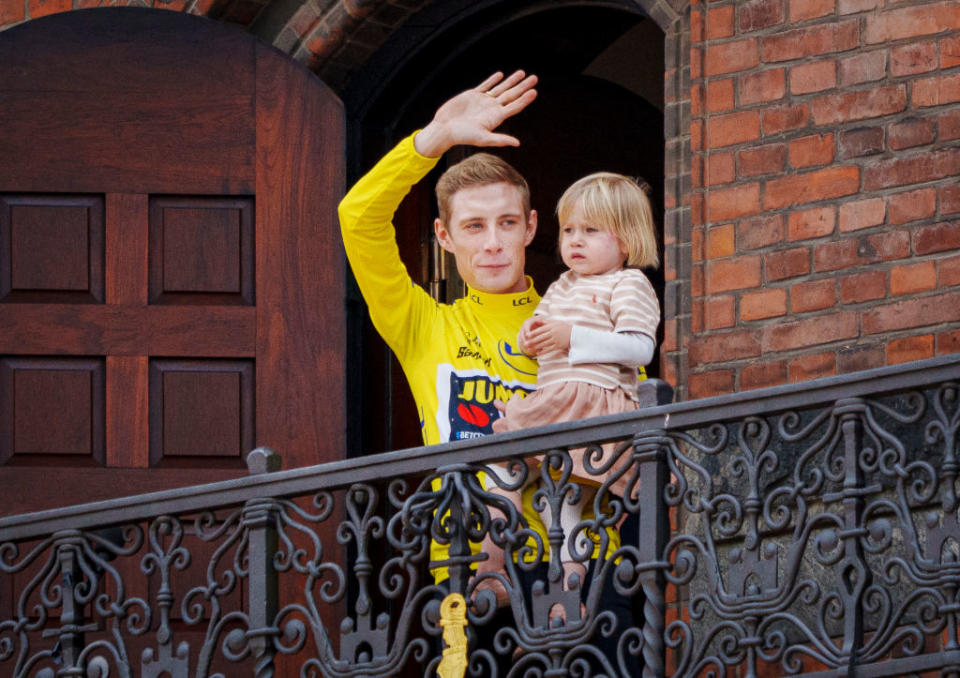Jonas Vingegaard on the Copehagen town hall balcony with his daughter
