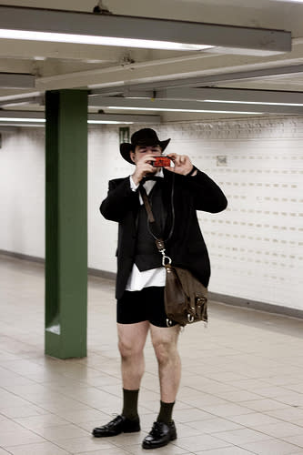 <b>En su sexta edición,</b> el No Pants Subway Ride contó con la presencia de la policía. Un grupo de oficiales se presentaron en el punto de reunión. Sin embargo, aclararon a los organizadores que se encontraban en el área, únicamente para asegurarse de que el evento resultara entretenido para todos.