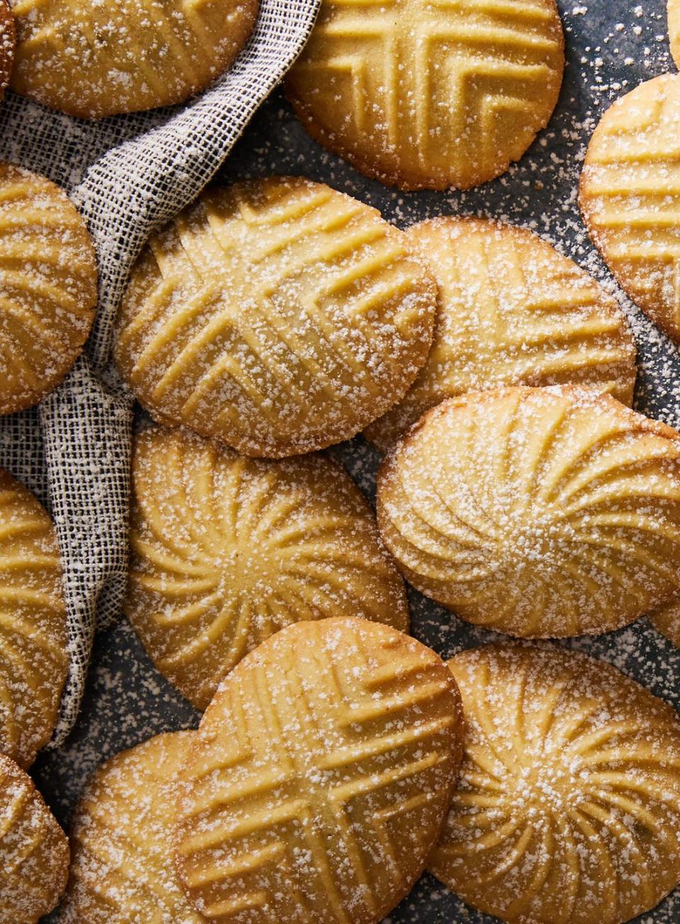 ma'amoul cookies with powdered sugar