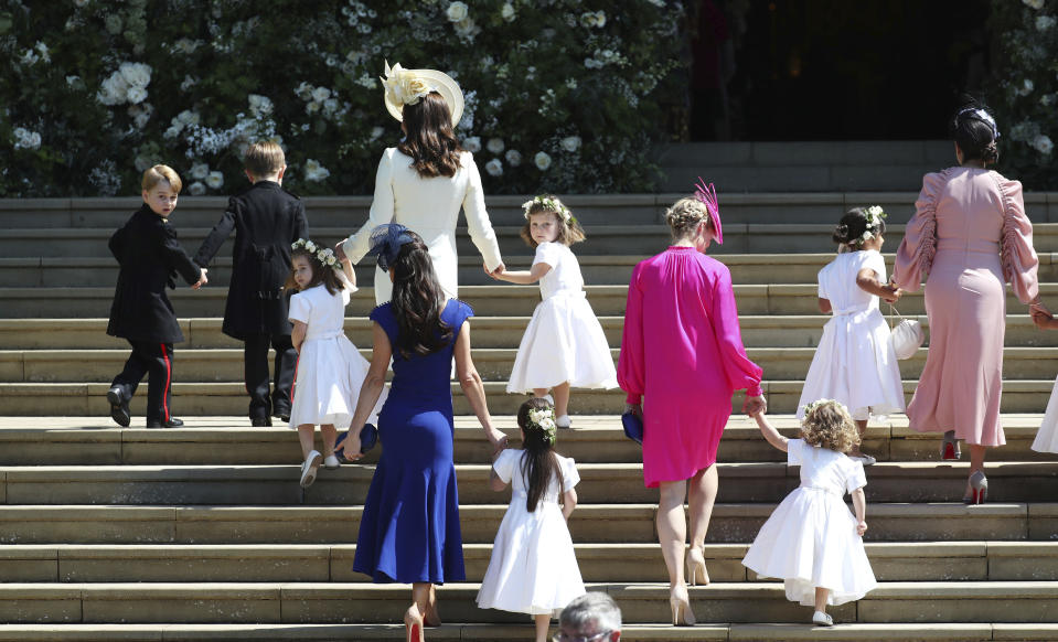 Prinz George, Prinzessin Charlotte und Kate, die Herzogin von Cambridge mit Jessica Mulroney und den Brautjungfern bei der Hochzeitszeremonie von Prinz Harry und Meghan Markle. (Bild: AP)