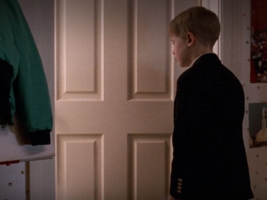 kevin looking into the bathroom at his house in home alone 2
