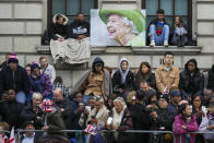 <p>Ce lundi 19 septembre 2022, une foule s'est amassée devant l’Abbaye de Westminster dès les premières lueurs du jour. Tous et toutes sont là pour assister à ce dernier adieu à Elizabeth II. Les funérailles du siècle vont commencer. (Photo by EMILIO MORENATTI/POOL/AFP via Getty Images)</p> 