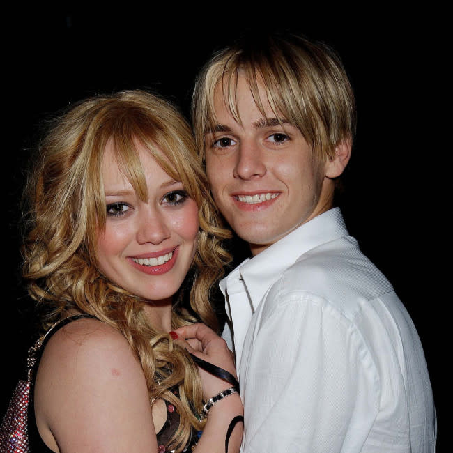 Hilary Duff rinde homenaje a Aaron Carter credit:Bang Showbiz