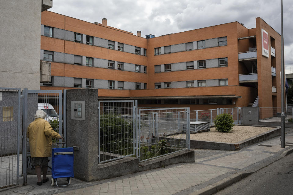 En esta imagen, tomada el 13 de mayo de 2020, vista del Centro de Mayores de Usera en Madrid, España. Trabajadores del centro hablaron de recortes de gastos y personal en la residencia de ancianos donde el brote de coronavirus se cobró 42 vidas. (AP Foto/Bernat Armangue)