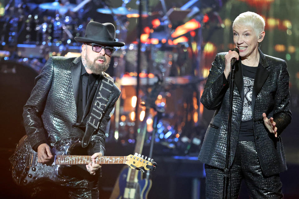 LOS ANGELES, CALIFORNIA - NOVEMBER 05: (L-R) Dave Stewart and Annie Lennox Eurythmics perform onstage during the 37th Annual Rock & Roll Hall of Fame Induction Ceremony at Microsoft Theater on November 05, 2022 in Los Angeles, California. (Photo by Amy Sussman/WireImage)