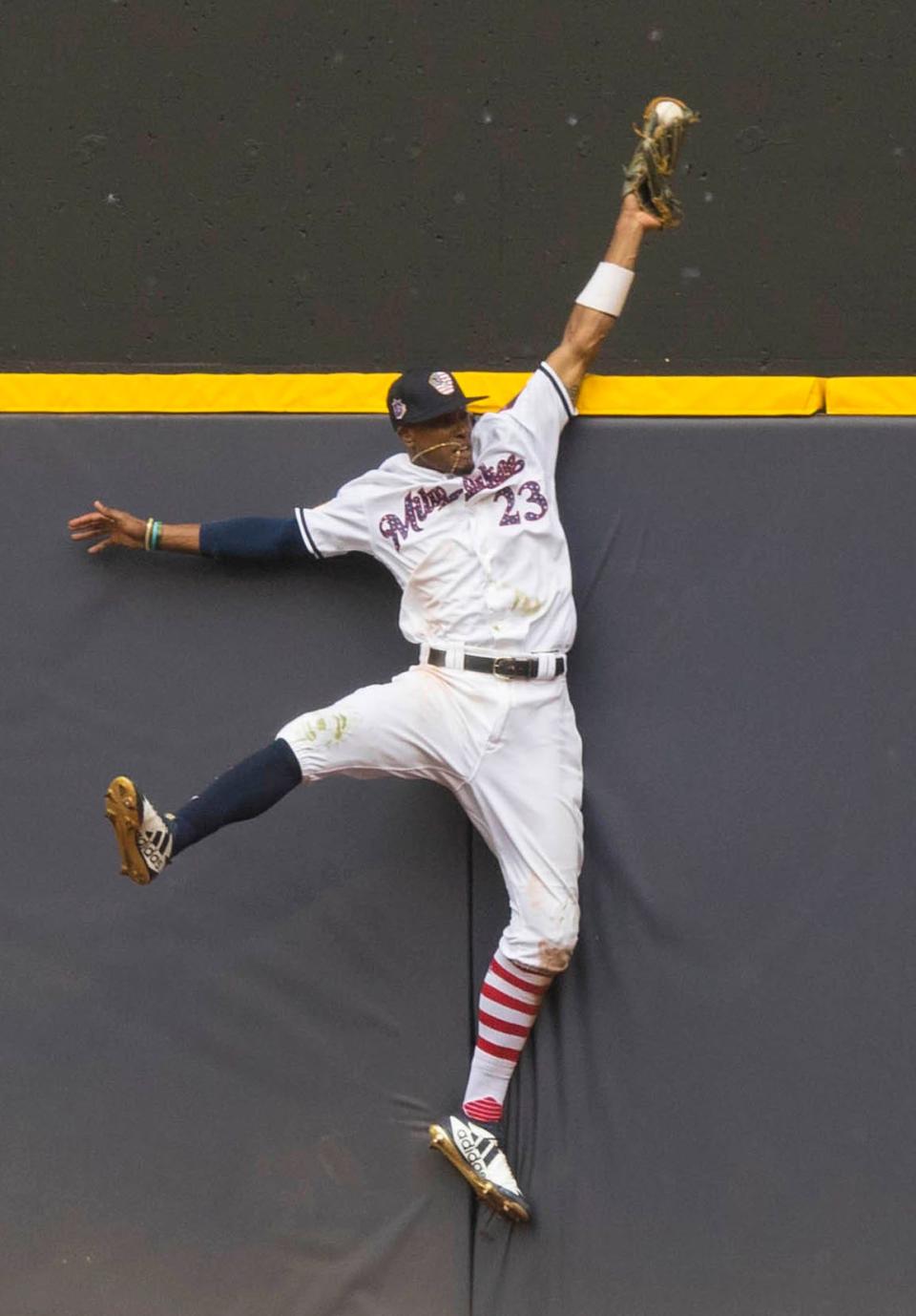 Brewers centerfielder Keon Broxton robs Brian Dozier of the Twins of a home run with a leaping catch against the wall in deep center during the ninth inning on Wednesday.