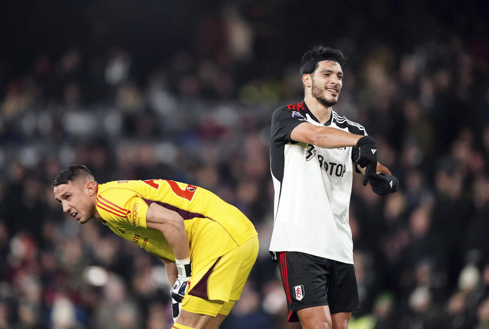 Raúl Jiménez (derecha) celebra tras marcar el segundo gol de Fulham ante Nottingham Forest en la Liga Premier, el miércoles 6 de diciembre de 2023, en Londres. (Zac Goodwin/PA vía AP)