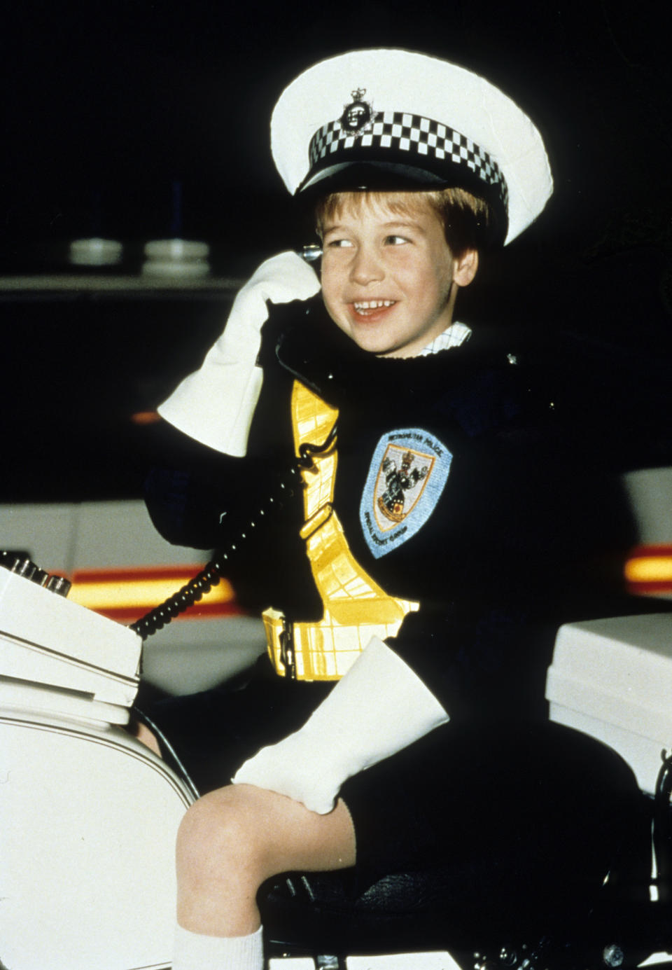 El 30 de noviembre de 1987 Guillermo se lo pasó en grande visitando una comisaría de Windsor. LOL! (Foto: Anwar Hussein / Getty Images)