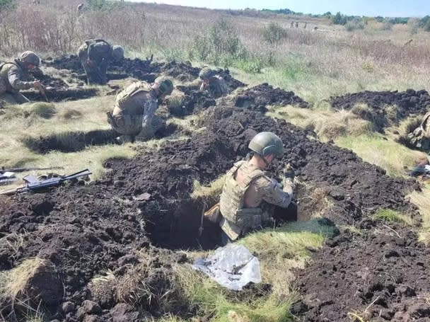 在前線挖好散兵坑，防範俄軍攻勢的烏軍。   圖 : 翻攝自李傑新觀察