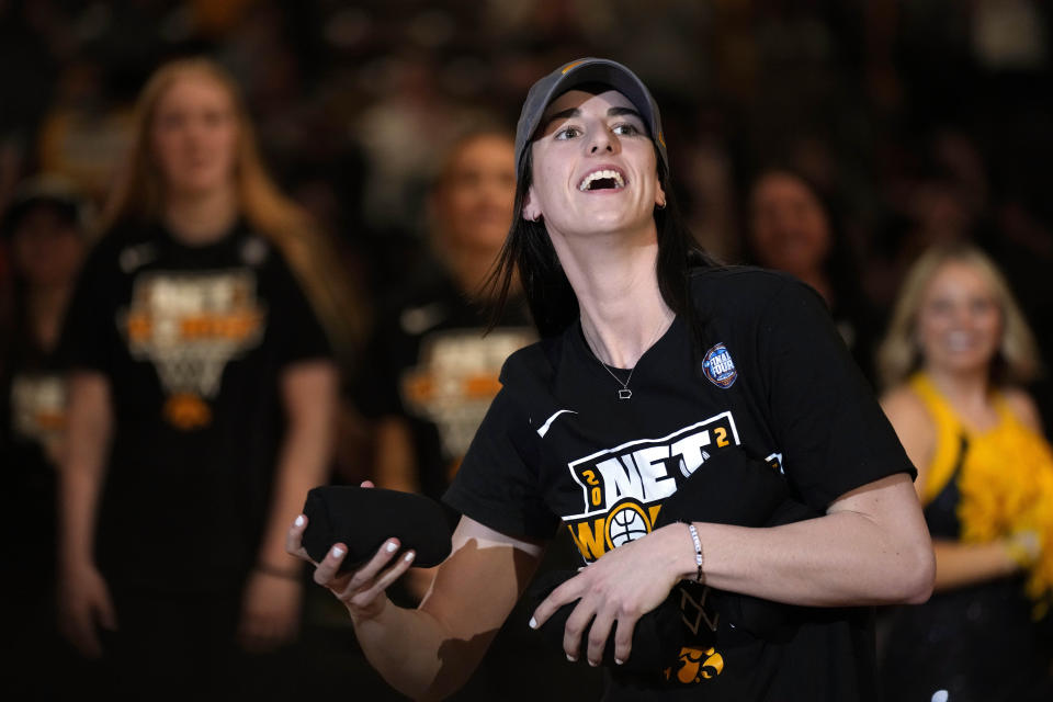 La escolta de Iowa, Caitlin Clark, reacciona a los fanáticos durante una celebración del equipo de baloncesto femenino de Iowa, el miércoles 10 de abril de 2024, en Iowa City, Iowa. Iowa perdió ante Carolina del Sur en el partido por el campeonato de baloncesto universitario Final Four del Torneo femenino de la NCAA el domingo. (AP Foto/Charlie Neibergall)