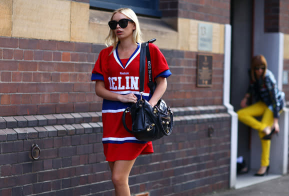 How to Make a Sports Jersey Look Stylish – StyleCaster