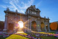 <p>El Paisaje de la Luz madrileño incluye igualmente todo el conjunto arquitectónico, artístico y natural que rodean el Paseo del Prado y el Retiro. En la imagen, la Puerta de Alcalá. (Foto: Getty Images).</p> 