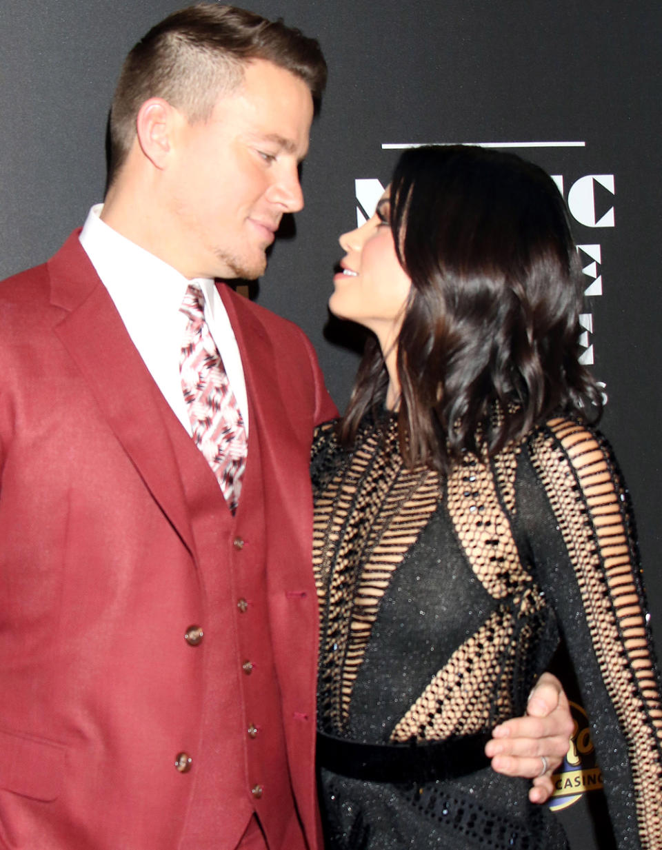 <p>Auf der “Magic Mike Live”-Premiere in Las Vegas hatte Hollywood-Hottie Channing Tatum nur für eine Augen: seine Liebste Jenna Dewan-Tatum. Und obwohl doch eigentlich Channing der Star des Abends sein sollte, ging es den Paparazzi ganz genauso wie ihm! Denn Jenna sah … (Bild: Rex Features) </p>