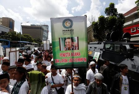 Muslim protesters are seen outside a court at the blasphemy trial of Jakarta's incumbent governor Basuki Tjahaja Purnama, also known as Ahok, in Jakarta, Indonesia, December 20, 2016. REUTERS/Darren Whiteside