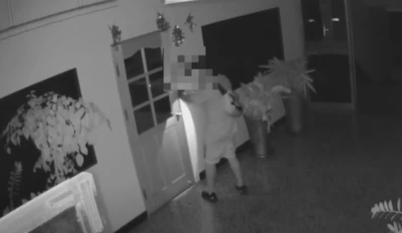 校內監視器清楚拍到小偷用手機當手電筒照明，破壞門鎖進入辦公室內行竊。（圖／記者王浩原攝影）