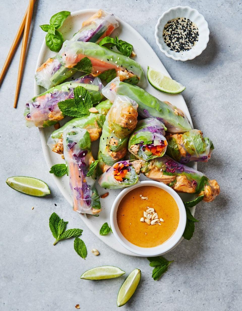 Rouleaux de printemps au saumon, sauce cacahuète