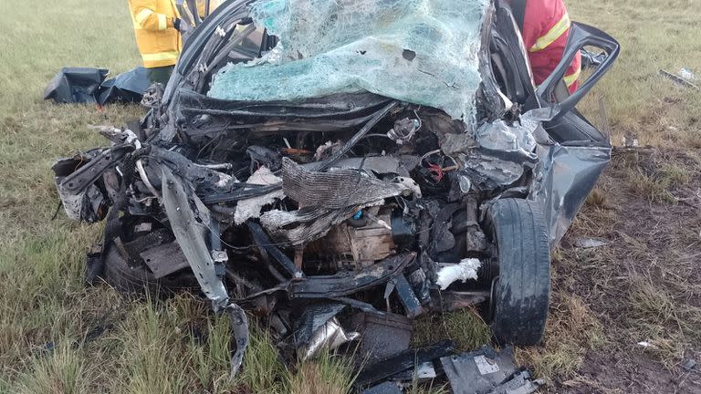 Un camión cisterna que transportaba fertilizante líquido colisionó frontalmente con un automóvil Renault Sandero