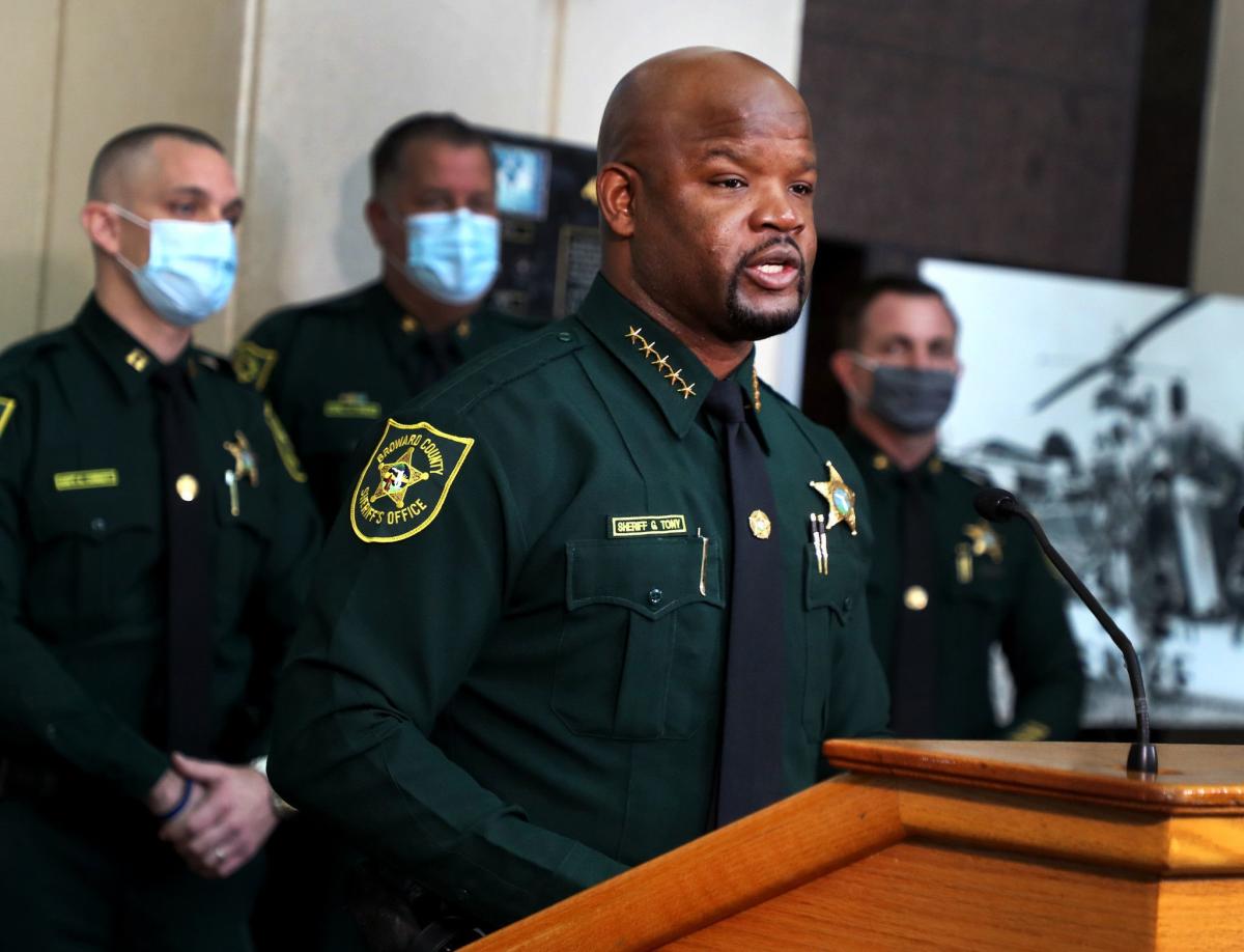 Judge wants to see records that Broward sheriff's lawyers want kept private
