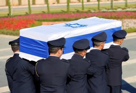 Members of the Knesset guard carry the flag-draped coffin of former Israeli President Shimon Peres, during a ceremony at the Knesset, Israeli Parliament, before it is transported to Mount Herzl Cemetery ahead of his funeral in Jerusalem September 30, 2016. REUTERS/Ammar Awad