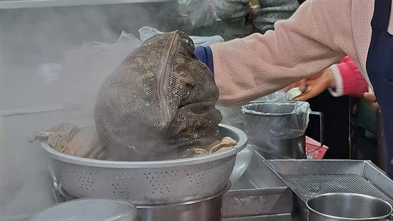 羊肉湯業者遭質疑用洗衣袋裝藥材。（圖／翻攝自臉書社團）