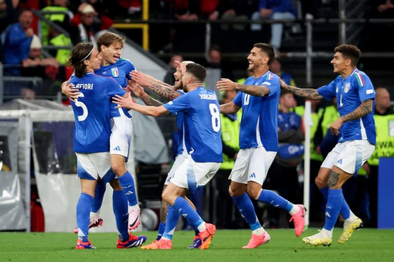 L'italiano Nicolo Barella (secondo da sinistra) festeggia il secondo gol della sua squadra con i suoi compagni di squadra durante la partita di calcio del Gruppo B Euro 2024 tra Italia e Albania allo stadio di Dortmund.  Friso Jentsch / Agenzia di stampa tedesca