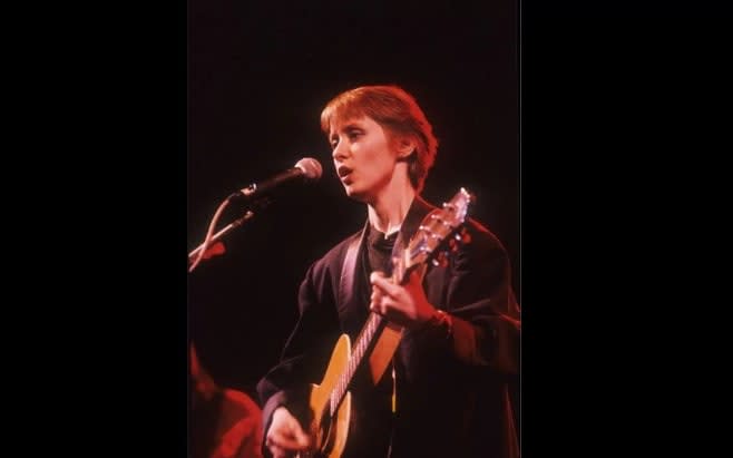 Suzanne Vega at Glastonbury in 1989 - ALAMY