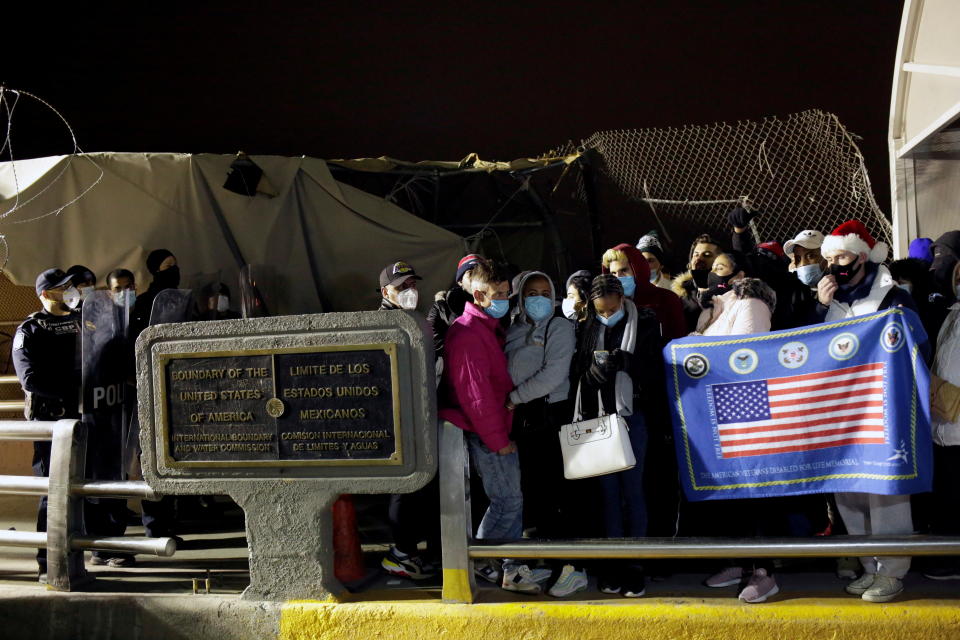 古巴移民們聚集在墨西哥與美國邊界，爭取獲准入境美國，以尋求庇護。圖片來源：REUTERS。